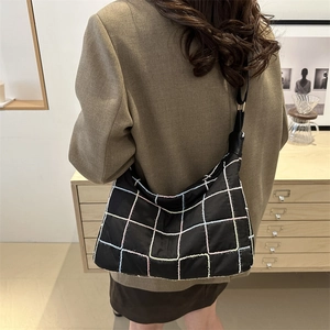 Sac fourre-tout croissant en nylon noir avec motif à carreaux colorés et bandoulière