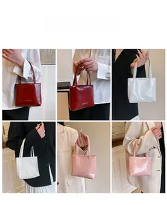 Vues détaillées de mini sacs cabas en cuir brillant en finitions rouge, blanc et rose