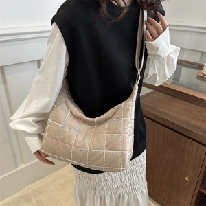 Sac fourre-tout matelassé beige en nylon avec motif à carreaux et bandoulière réglable