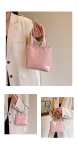 Détail du sac cabas rose brillant avec imprimé FASHION & BAGS et deux poignées