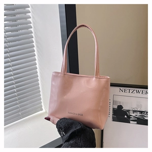 Détail du sac à main rose en similicuir avec logo FASHION & BAGS et texture naturelle