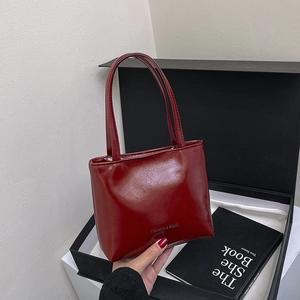 Sac à Main Fourre-Tout Minimaliste en Cuir PU pour Femmes Aspect Verni Brillant Imprimé Lettres Sac à Bandoulière Fermoir Magnétique