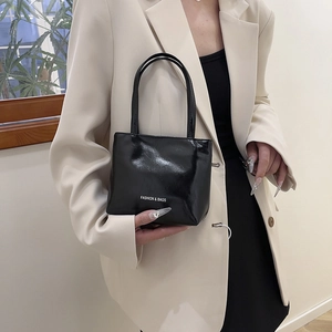 Sac fourre-tout noir brillant minimaliste avec inscription Fashion & Bags blanche et poignées