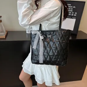 Grand sac cabas noir matelassé avec ruban en dentelle blanche et détails argentés