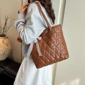 Sac fourre-tout matelassé marron avec pendentif en argent et dentelle pour femmes