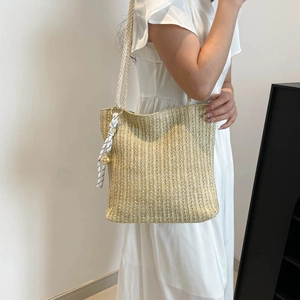 Sac fourre-tout tendance en paille avec ruban rayé et pendentif doré pour femme