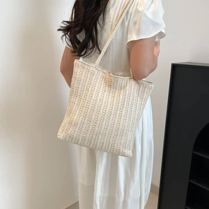 Sac fourre-tout tissé en paille beige minimaliste avec texture verticale et bandoulière