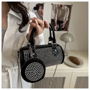 Vue détaillée du sac cylindrique noir avec strass argentés et mini pochette ronde