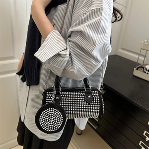Sac à main Boston noir clouté avec mini pochette et bandoulière en chaîne pour femmes