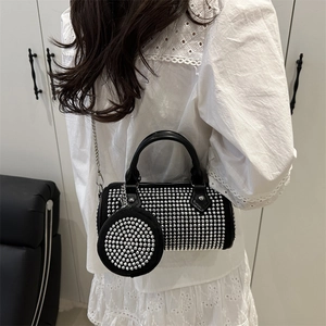 Sac cylindrique noir tendance à clous avec bandoulière chaîne et petit porte-monnaie