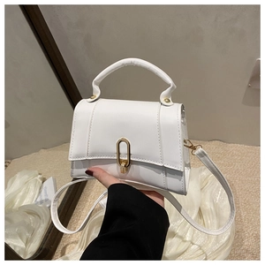 Gros plan détaillé d'un mini sac blanc avec un fermoir ovale doré et une texture cuir chic