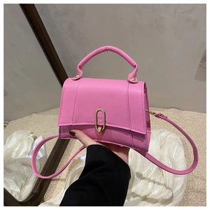 Détail du sac à main en cuir PU rose avec boucle dorée en U et poignée incurvée