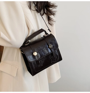 Vue détaillée de la texture vintage marron et du motif d'étoile sur le sac carré