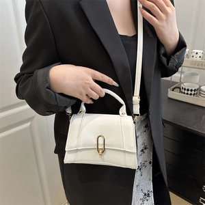 Sac à main chic en cuir blanc pour femme avec fermoir ovale doré et bandoulière élégante