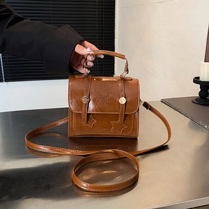 Sac Bandoulière Femme en Cuir PU Vintage Petit Sac Carré Avec Patch Étoile Gaufrage de Lettres Sac à Épaule Rétro Pour Quotidien