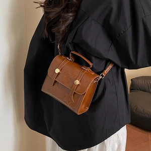 Sac bandoulière rétro en cuir marron avec écussons étoiles et sangle ajustable