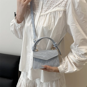 Borsa a mano azzurra in pelle testurizzata con design a pieghe e manico rotondo chic