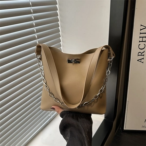 Sac Seau en Cuir PU à la Mode pour Femmes Grande Capacité Décoration de Chaîne Sac à Bandoulière Décontracté Sac sous le Bras 2025 Nouveau Design