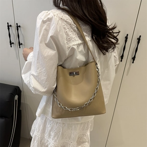 Sac seau en cuir kaki à la mode avec chaîne argentée et fermoir pour femmes