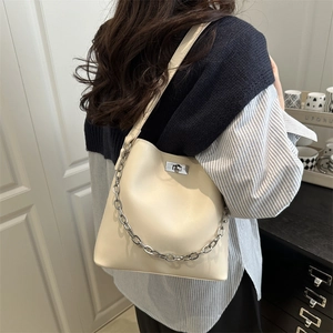 Sac hobo chic en cuir blanc crème avec chaîne argentée et fermoir rotatif pour femme