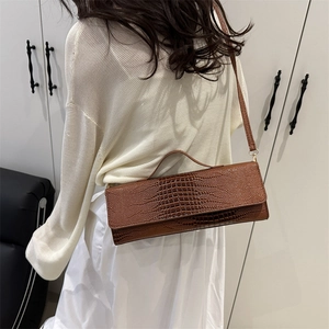 Braune Schultertasche für Damen mit Kroko-Prägung und minimalistischem Rechteck-Design