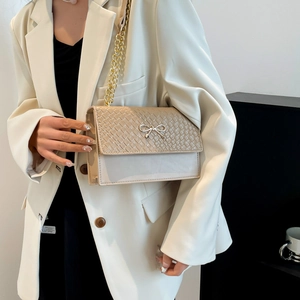 Urban minimalist stone pattern shoulder bag with metallic bow and gold chain strap