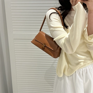 Sac à bandoulière classique en cuir marron avec fermoir métallique doré pour femme