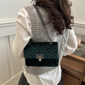 Elegante dunkelgrüne Samt-Schultertasche mit V-Steppmuster und goldener Kettenriemen