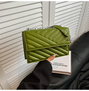Vue détaillée du sac bandoulière matelassé vert avec surpiqûres en V et chaîne argent