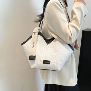 Sac fourre-tout tressé blanc minimaliste avec coupe en V et ruban élégant décoratif