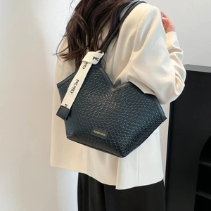 Sac cabas noir tissé au design minimaliste avec col en V et ruban décoratif beige