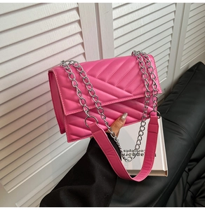 Détail du sac à bandoulière matelassé rose avec chaîne argentée et bandoulière en cuir