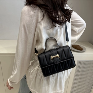Sac à bandoulière matelassé noir pour femme avec boucle H dorée et poignée supérieure chic