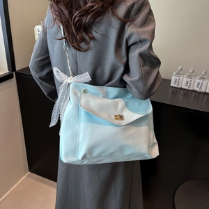 Sac à bandoulière bleu clair pour femme avec nœud en dentelle et fermoir doré