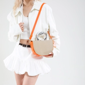 Sac bandoulière orange tendance avec poignée en métal argenté et empiècement toile