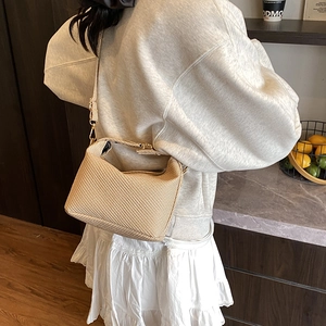 Sac bandoulière d'été pour femme beige avoine en paille tissée avec sangle