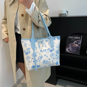 Grand sac cabas blanc avec imprimés graffiti bleus et bandoulière réglable