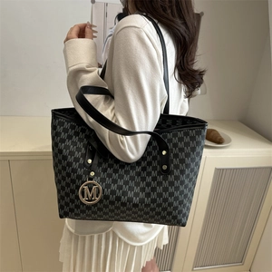 Fashionable large capacity tote bag with geometric M letter prints and gold pendant