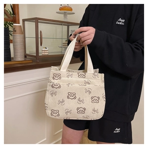 Détail du sac en velours côtelé crème avec imprimé ours et poche zippée au café