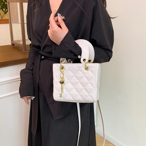 Borsa a mano trapuntata bianca in ecopelle con manico e catena dorata da donna
