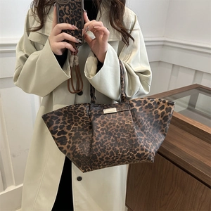 Vintage leopard print tote bag with large capacity and stylish fold design for women