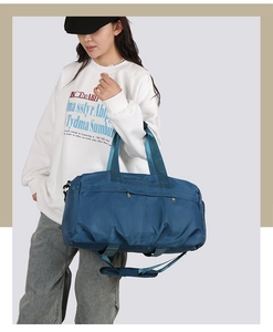 Detalle del bolso de viaje azul de gran capacidad en nailon con cremalleras dobles