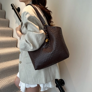 Grand sac cabas marron café pour femme avec texture tissée et détail de breloque dorée