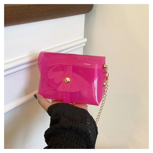 Détail du mini sac bandoulière en PVC transparent rose avec chaîne dorée et fermoir