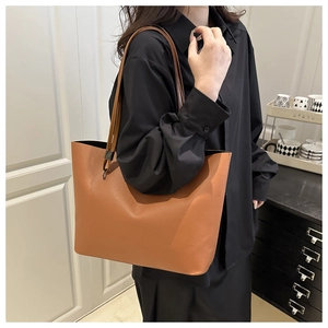 Grand sac cabas en similicuir marron avec longues anses porté par un mannequin