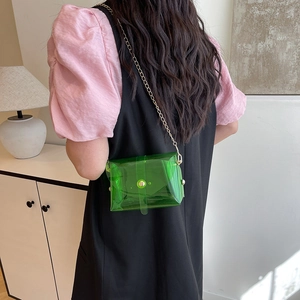 Petit sac bandoulière transparent en PVC vert avec fine chaîne dorée pour femme