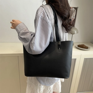 Grand sac cabas minimaliste en similicuir noir pour femme avec un design élégant