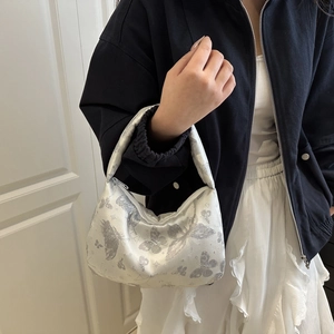 Sac hobo élégant argenté avec imprimé papillon et texture satinée pour femmes 2025