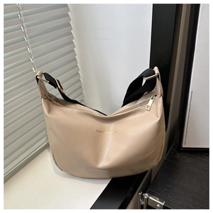 Détails du sac en cuir PU beige avec finitions dorées et large bandoulière noire