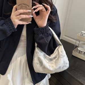 Sac à main blanc élégant à motif jacquard papillon avec texture soyeuse argentée raffinée